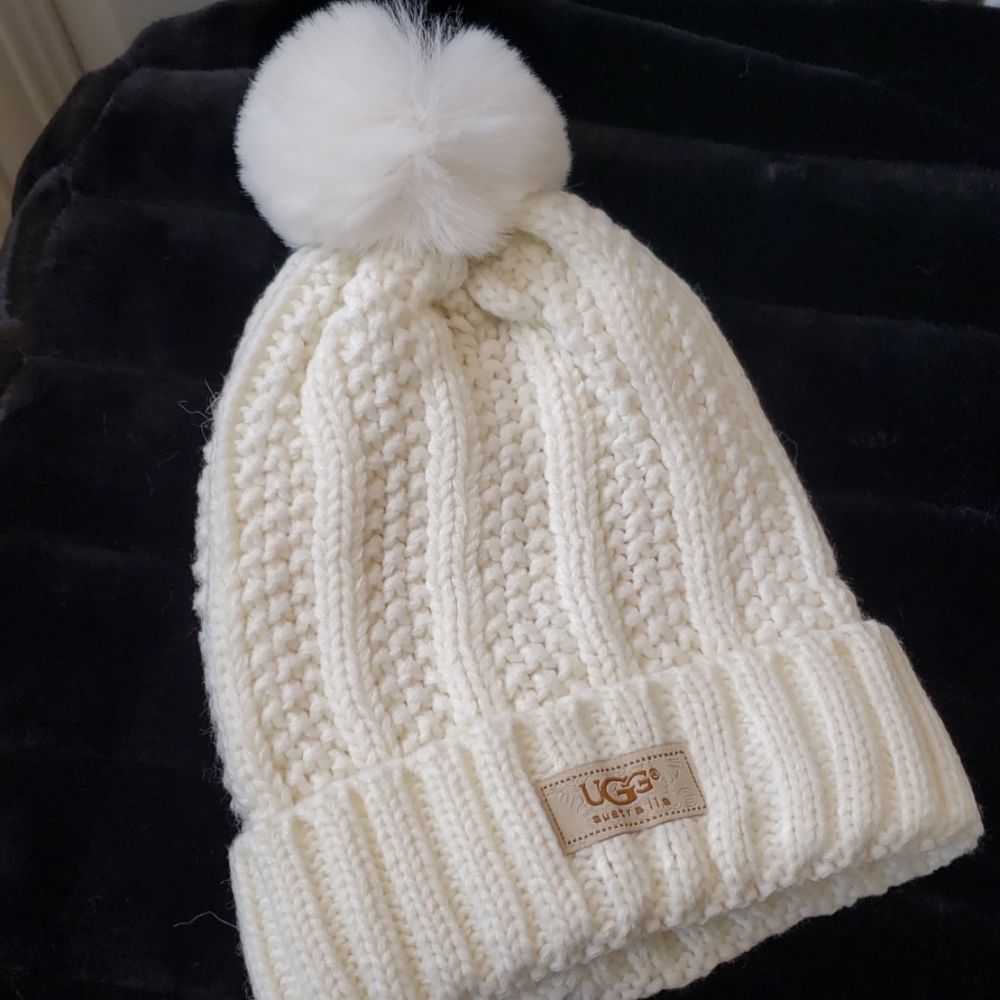 UGG HAT AND INFINITY SCARF, GLOVES SET NEW - Picture 3 of 7